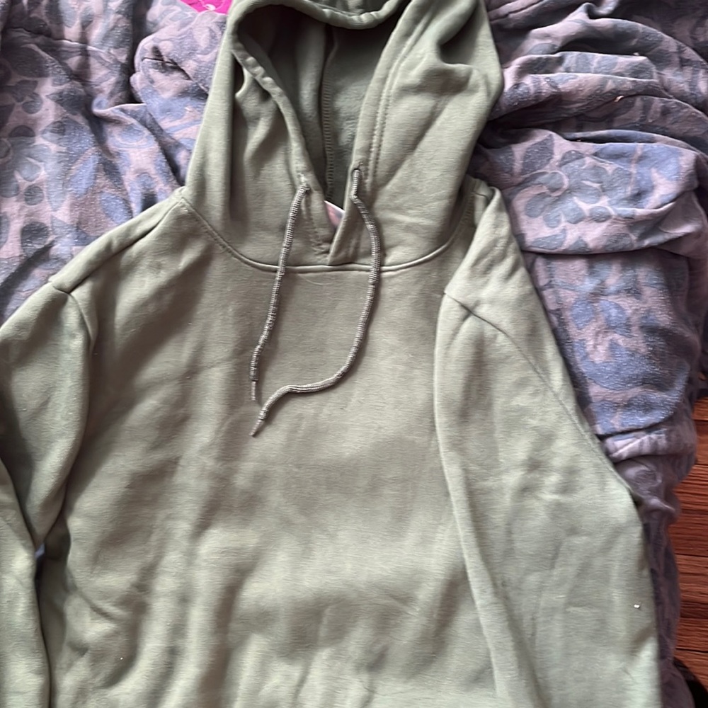 Sweatshirt hood with pockets